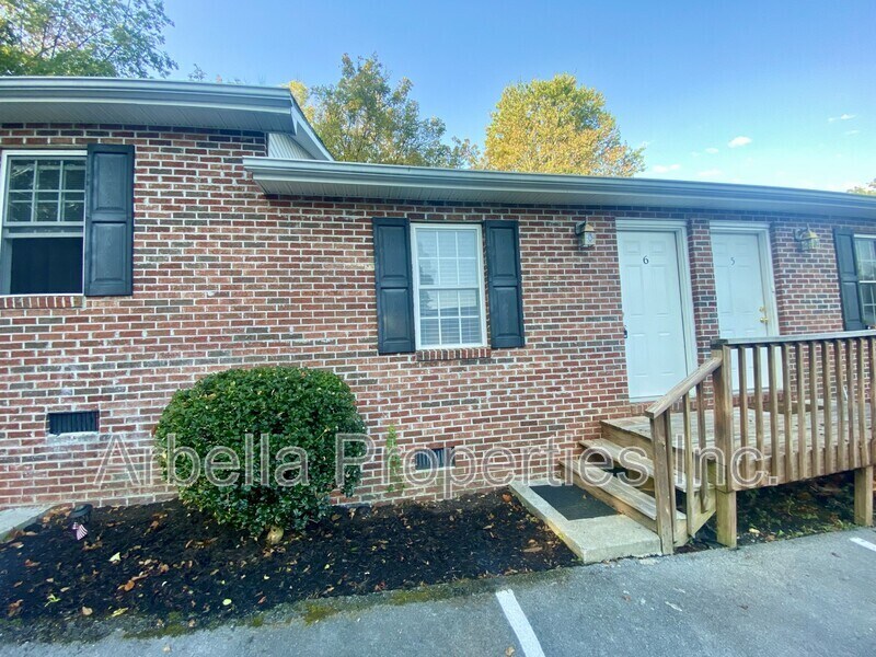 1909 Cherokee Rd in Johnson City, TN - Building Photo