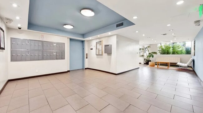 4702 Fulton Ave, Unit 302 in Sherman Oaks, CA - Building Photo - Building Photo