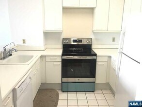 100 Carlyle Dr in Cliffside Park, NJ - Building Photo - Building Photo