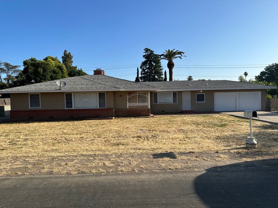 5077 E Grant Ave in Fresno, CA - Building Photo