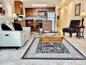 260 Southbay Dr, Unit Vanderbilt Beach Area in Naples, FL - Foto de edificio - Building Photo