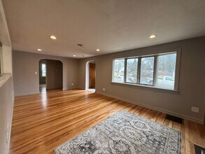 27 Evans Rd in Stoneham, MA - Building Photo - Building Photo