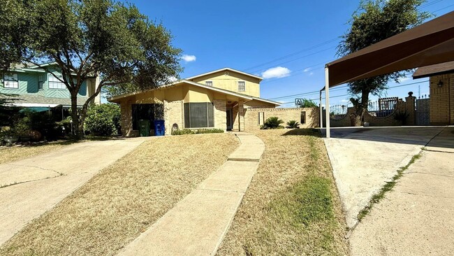 1514 Dove Trail Ct in Laredo, TX - Building Photo - Building Photo