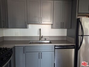 310 S Kenmore Ave in Los Angeles, CA - Building Photo - Building Photo
