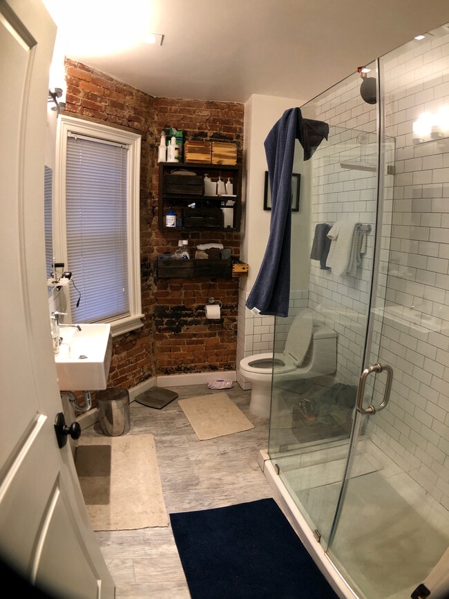 402 M Street NW, Unit Apt A in Washington, DC - Building Photo - Building Photo