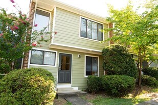 1054 Cheshire Ct in Charlottesville, VA - Building Photo