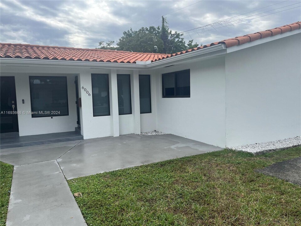 6006 NW 38th St-Unit -6006 in Virginia Gardens, FL - Building Photo