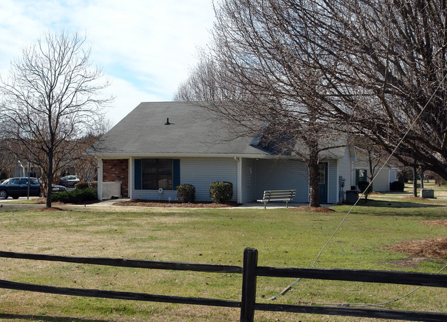 Oakwood Manor in Bennettsville, SC - Building Photo - Building Photo