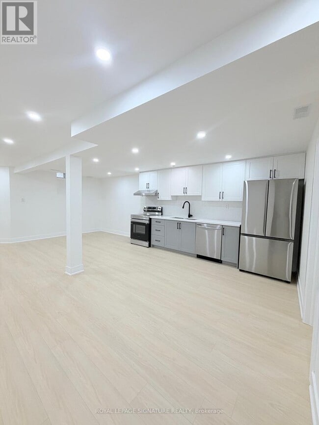 16 Oak Knolls Crescent in Toronto, ON - Building Photo - Building Photo