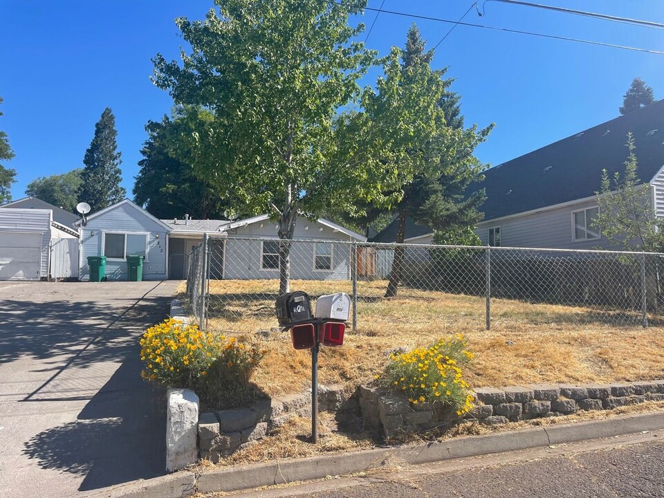 313 E Lowell St in Klamath Falls, OR - Building Photo