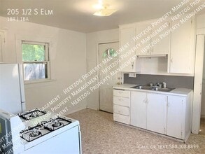 205 1/2 S Elm St in Ponca City, OK - Building Photo - Building Photo