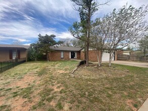 8216 Elkridge Ave in Lubbock, TX - Foto de edificio - Building Photo