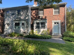 1 Silvermine Manor in Brookfield, CT - Foto de edificio - Building Photo