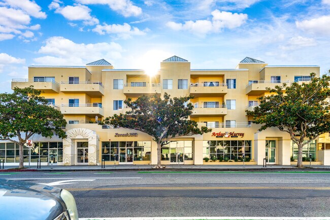 Broadway Plaza West in Santa Monica, CA - Foto de edificio - Building Photo