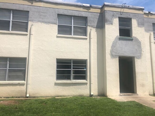 2325 W Pensacola St in Tallahassee, FL - Building Photo - Building Photo