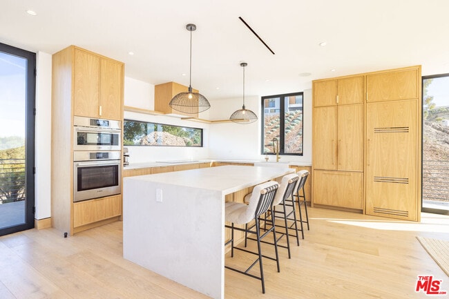 32180 Mulholland Hwy in Malibu, CA - Building Photo - Building Photo