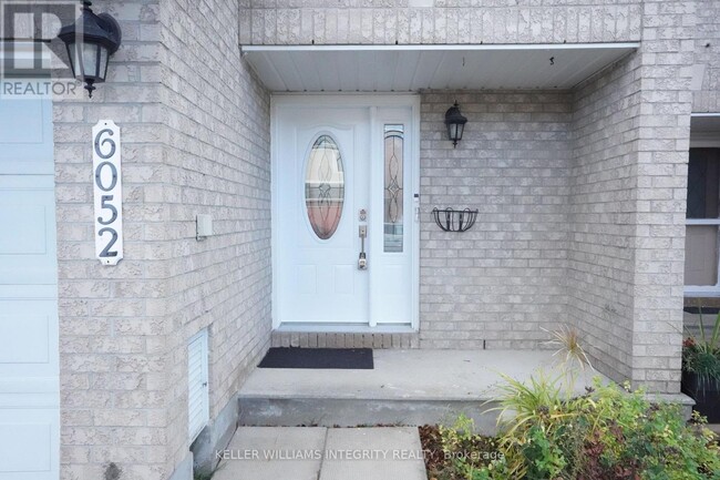 6052 Pineglade Crescent in Ottawa, ON - Building Photo - Building Photo