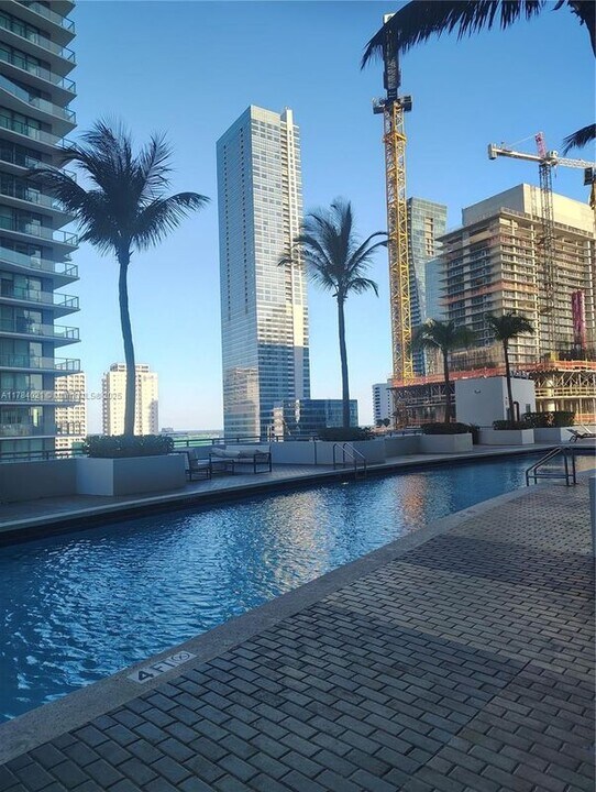 60 SW 13th St in Miami, FL - Building Photo