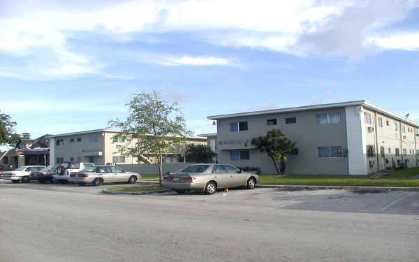 1951 NE 167th St in North Miami Beach, FL - Foto de edificio - Building Photo