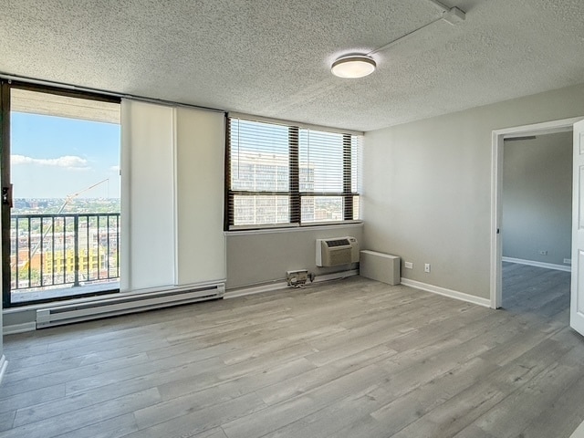 2740 N Pine Grove Ave in Chicago, IL - Building Photo - Building Photo
