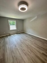 70 Pond Meadow Rd in Ivoryton, CT - Foto de edificio - Building Photo
