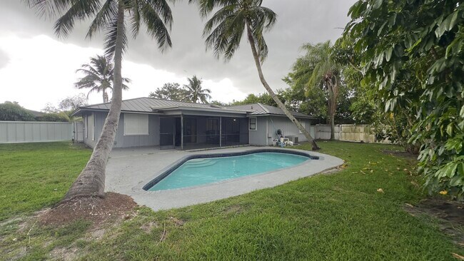 323 Canterbury Dr W in Riviera Beach, FL - Building Photo - Building Photo
