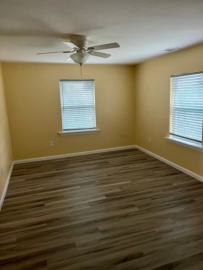 6909 Hurley Wade Rd in Moss Point, MS - Foto de edificio - Building Photo