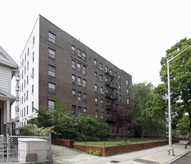 2-24 HINCKLEY Pl in Brooklyn, NY - Building Photo - Building Photo