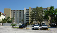 Virginia Gardens Apartments in Coconut Grove, FL - Foto de edificio - Building Photo