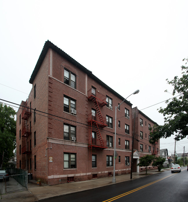 Leonia Court