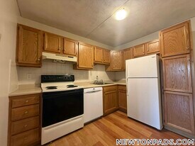 175 Adams St, Unit 40 in Newton, MA - Building Photo