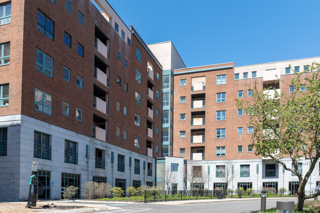 Mill Creek Condominiums in Chelsea, MA - Foto de edificio - Building Photo