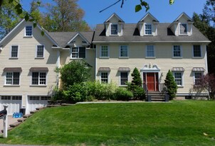 15 Edgemoor Cir in Wellesley, MA - Building Photo