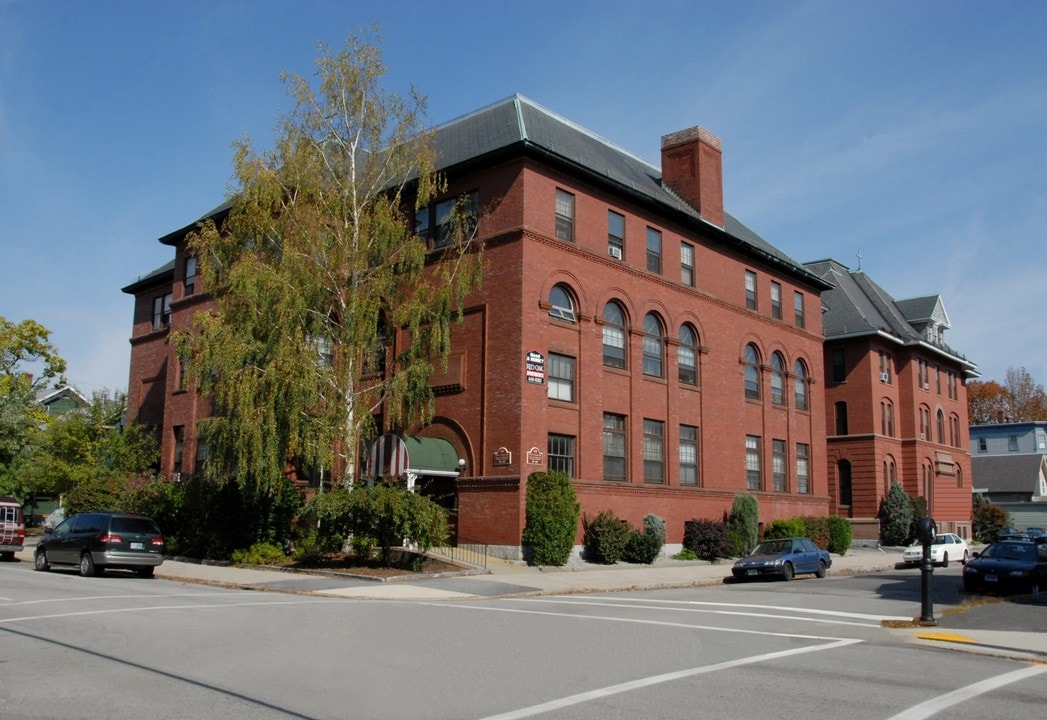 St George Apartments in Manchester, NH - Building Photo