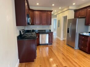 60 Bonair St, Unit 2 in Somerville, MA - Foto de edificio - Building Photo