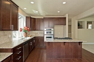 2106 263rd Ln SE in Sammamish, WA - Foto de edificio - Building Photo