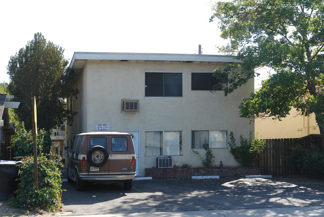 1220 Bell St in Sacramento, CA - Foto de edificio - Building Photo