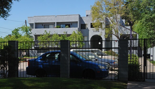 Hudson Gardens in Pasadena, CA - Building Photo - Building Photo