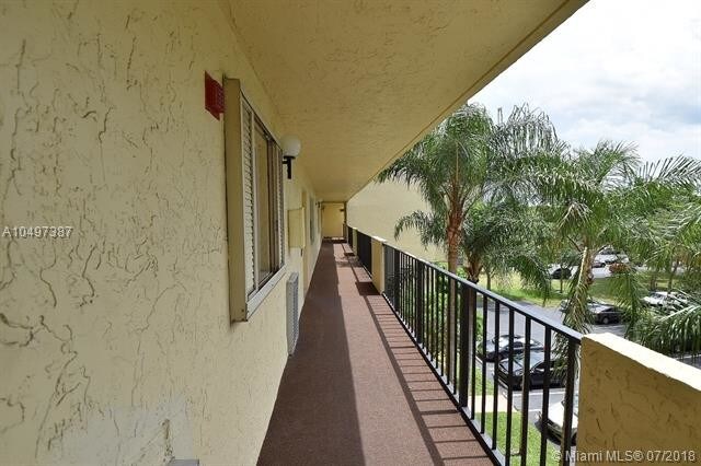3100 W Rolling Hills Cir-Unit -407 in Davie, FL - Building Photo - Building Photo