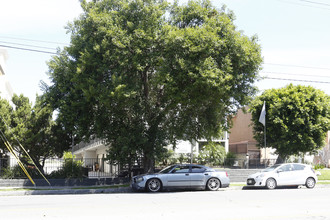 18547 Saticoy St in Reseda, CA - Building Photo - Building Photo