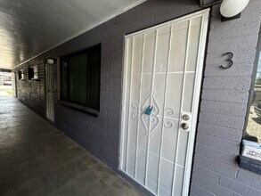 2122 S Granada Dr, Unit #3 in Tempe, AZ - Building Photo - Building Photo