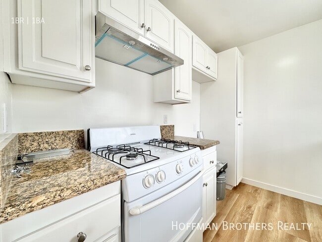 1000 N Doheny Dr, Unit 100 in West Hollywood, CA - Building Photo - Building Photo