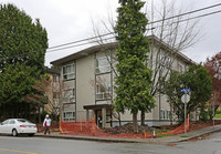 323 Seventh St in New Westminster, BC - Building Photo - Building Photo