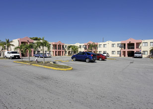 Martha's Apartments in Hialeah, FL - Building Photo - Building Photo