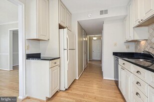 2772 Knollside Ln in Vienna, VA - Building Photo