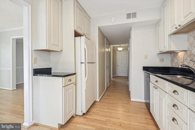 property at 2772 Knollside Ln