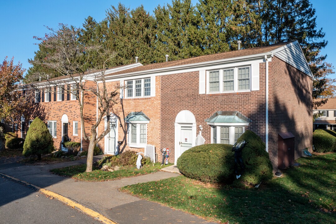 Longmeadow Condos in Milford, CT - Building Photo