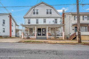 402 Scott St in Wilkes-Barre, PA - Building Photo