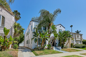 612 N Genesee Ave in Los Angeles, CA - Foto de edificio - Building Photo