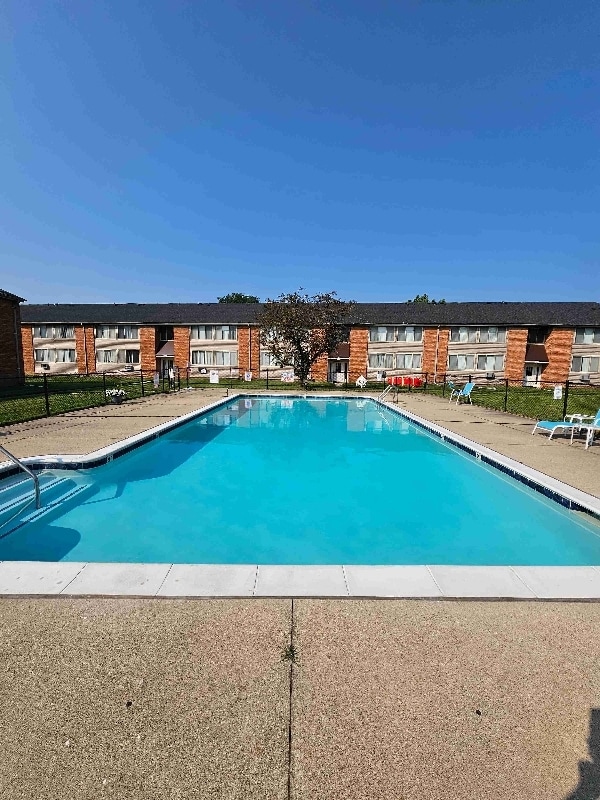 1879 W 13 Mile Rd in Madison Heights, MI - Building Photo - Building Photo